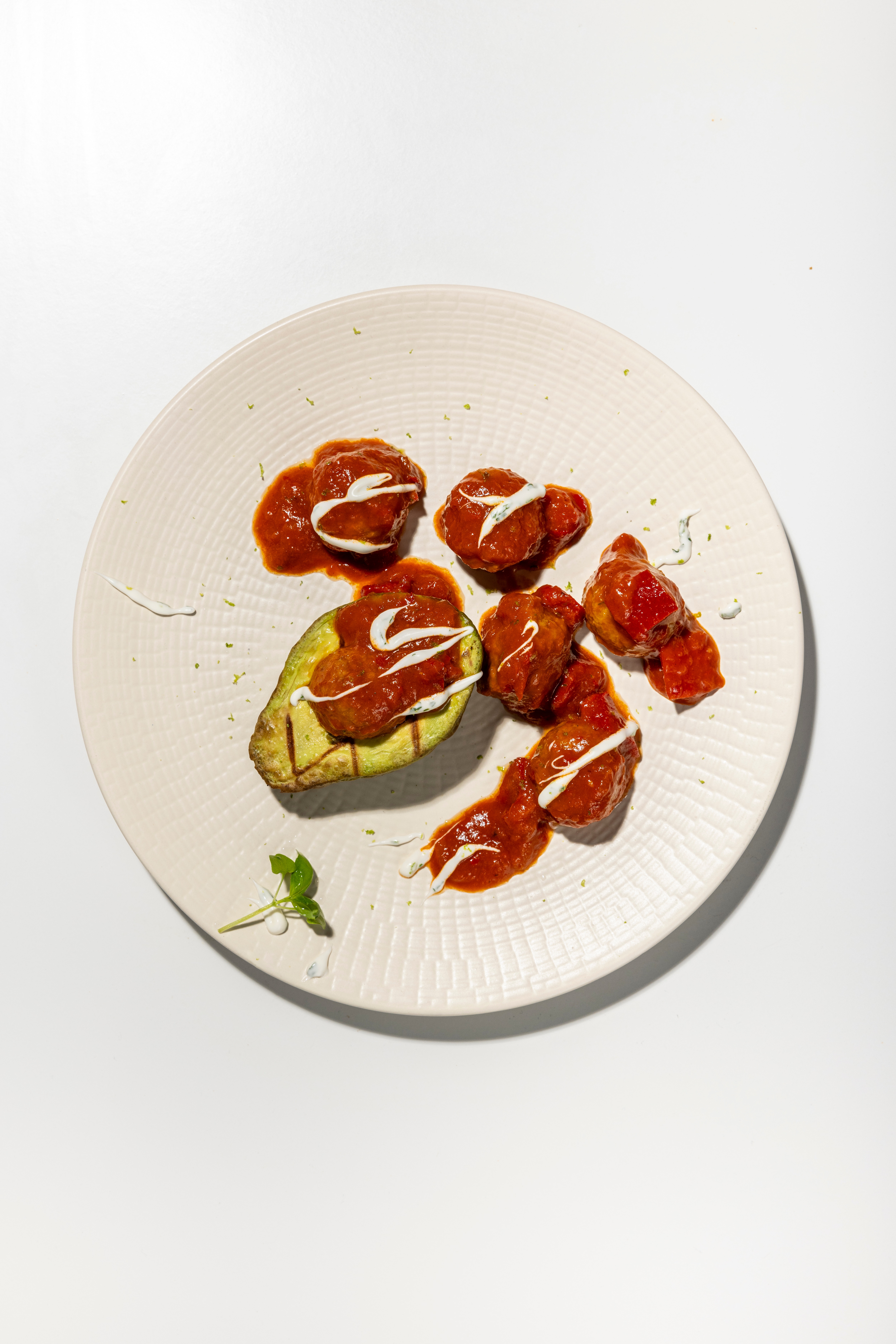 Knorr Professional High Convenience Paprika-Tomaten-Sugo mit Hackbällchen Vegan 1.8 kg - Einfach, vielseitig, flexibel: zum pur servieren, individuell zusammenstellen oder kreativ verfeinern. Perfekt für den Ausser-Haus-Markt.
